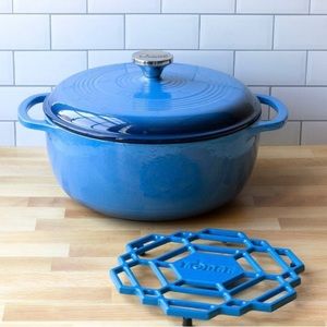 Lodge cast iron Dutch oven
